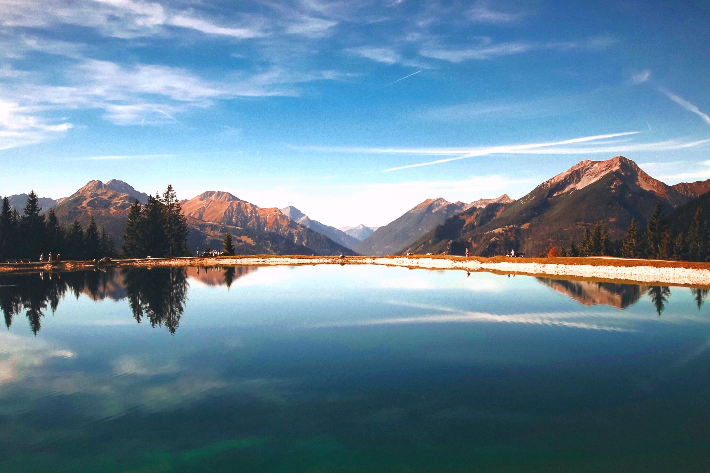 Vista de las montañas y el Lago
