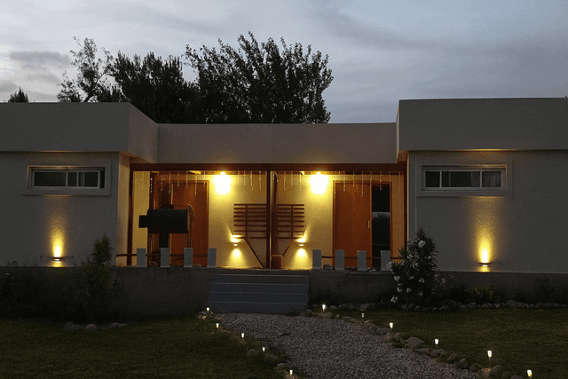 Click Full Screen entrada cabañas nocturna